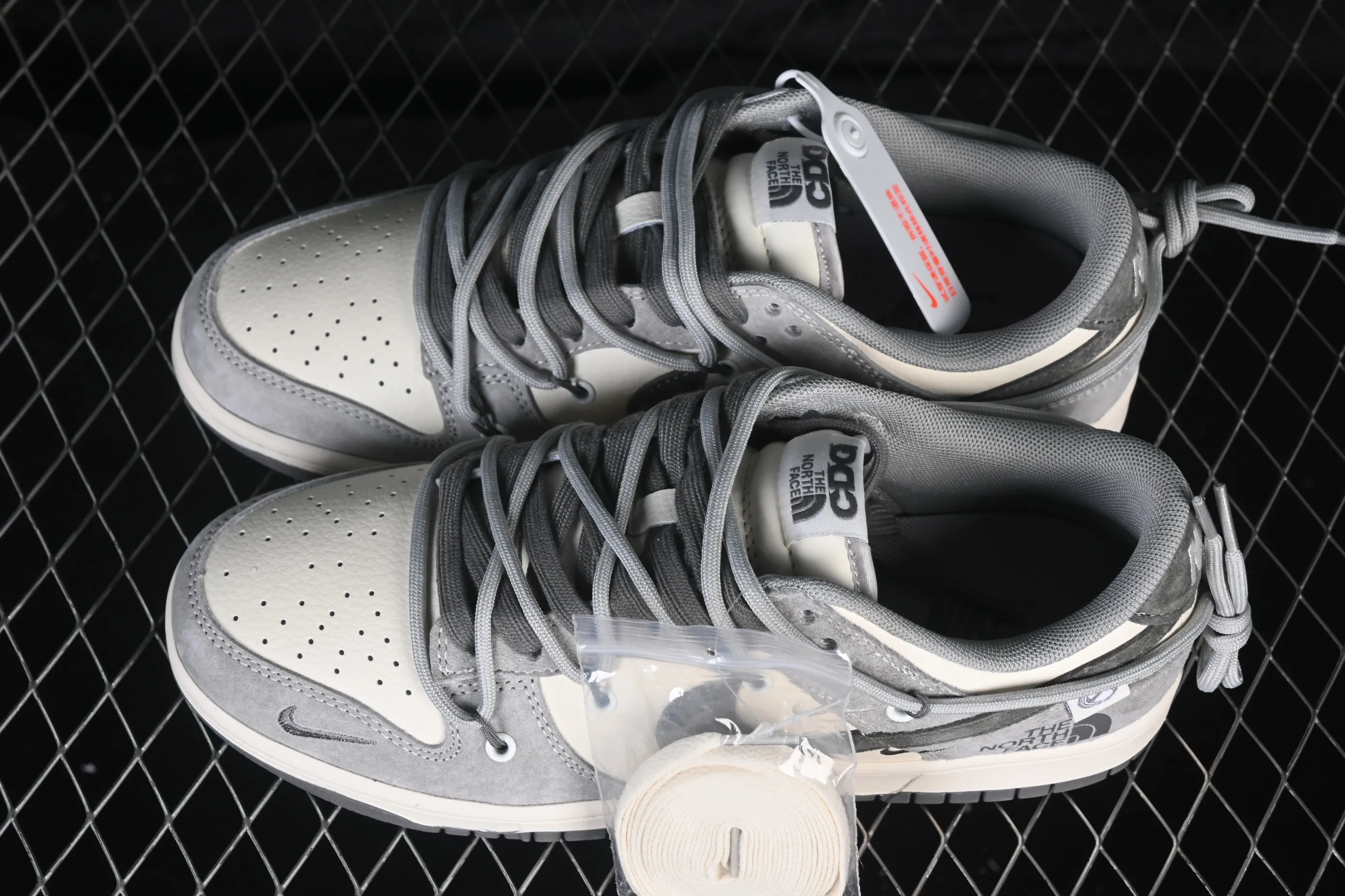 All categories Nk SB Dunk Series Nk SB Dunk Low High-end customized low-top sneakers Nike SB Dunk Low North Face co-branded rice gray pig leather strap Anniversary high-end customized low-top casual sneakers JP2026-102